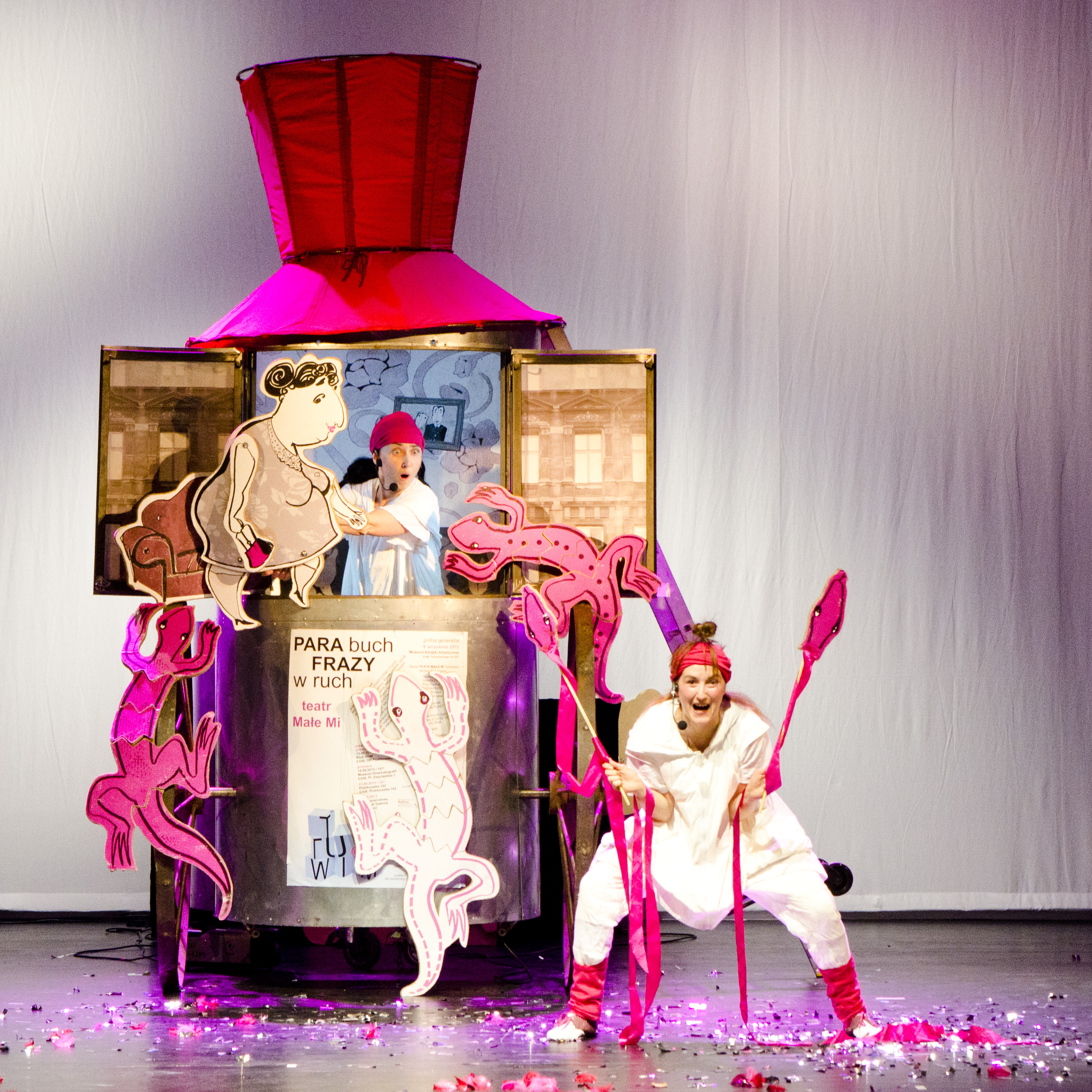 "TUWIM Julek!!! PARA buch - FRAZY w ruch" spektakl w wykonaniu Teatru Małe Mi - Sławy Tarkowskiej z udziałem Graży Wielgus / Magdaleny Pawelec; scenariusz Marty Guśniowskiej na podstawie książek WYDAWNICTWA LITERATURA Wiesławy Jędrzejczykowej – „RANY JULEK” autorstwa Agnieszki Frączek i „TUWIMOWO” Wandy Chotomskiej, Andrzeja Strąk, Marcina Brykczyńskiego, Pawła Wakuły i Michała Rusinka; scenografia: Karolina Kalmus, Marek Janiak, Grzegorz Gorzkiewicz; stroje: Ewa Fidziukiewicz, Ewa Krupa; lalki: Kasia Szpilkowska, Randia Filutkowska, Piotr Pastusiak; muzyka:, Jacek BUDYŃ Szymkiewicz, Alexander Orlowski, Marek Siłownik; typografia: Andrzeja STUDIO 18 Chętko; druki: Paweł Tryzno, Jarek Załęski; wsparcie reżyserskie: Piotr Bikont; wsparcie organizacyjno techniczne i wolontariat: Julia JULKA! :) Schmidt, Natalia NAGA Galicz, Andrzej BIEDA Czapliński, Sławek CHARLIE Fijałkowski, Paweł SMOK Szczucki, Artur Reszko, Piotr Klim, DeejJay Offi; Krzysztof Mikulski; Bartek Smoczyński; Jacek BIELAS Bieleński, Waldemar Draczyński; Tomasz Skrzypiński; Anna Groblińskia; Anny Wyrwas, Adam Czarnecki; Paweł KOFEINI Kawiński; Robert Kuśmirowski; Jarek TARARARA Koziara, Andrzej INDOR Osiecki;, Włodzimierz SANI-PLAST Domagała, Tadeusz Krupa; projekt fundacji FLAP PEOPLE www.flappeople.pl; we współpracy z Dom Literatury http://forum-kultury.pl/; zrealizowany w: MUZEUM KSIĄŻKI ARTYSTYCZNEJ Jadwigi i Pawła Tryzno; dofinansowany ze środków Ministerstwa Kultury i Dziedzictwa Narodowego oraz Urzędu Miasta Łodzi; fot. Michał Strokowski http://michalstrokowski.pl